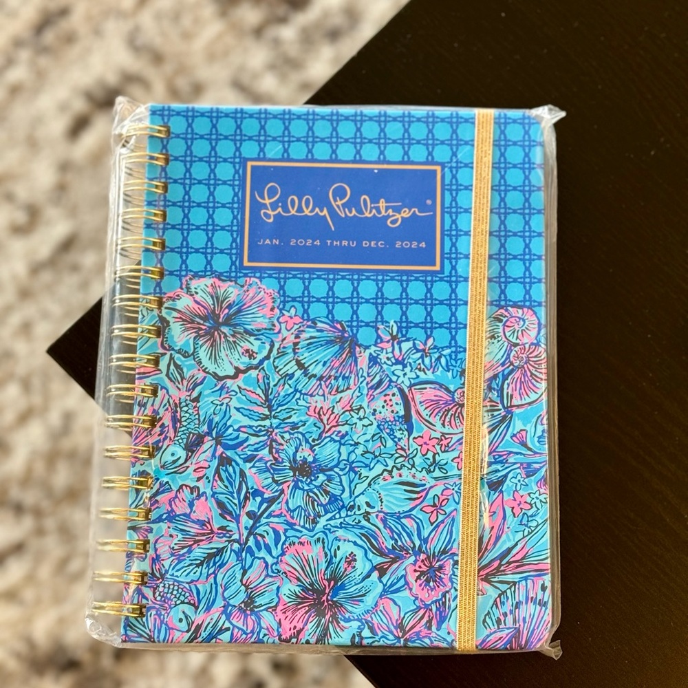 Brand new Lilly Pulitzer planner for sale!🏝️